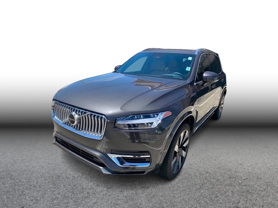 2023 Volvo XC90 T8 Recharge Ultimate Bright Theme Plug-In Hybrid Sport Utility 4D in Black — front three-quarter view